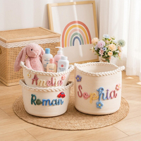Panier carré en corde de coton fait main avec nom personnalisé, broderie multicolore en fil, organisateur de chambre d'enfant, taille personnalisable, pour jouets