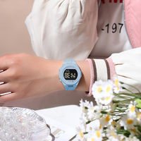 CURREN Jam Tangan Olahraga Wanita Modis Jam Alarm Dial Kecil Stopwatch Tahan Air Jam Tangan Chronograph Elektronik Wanita Digital