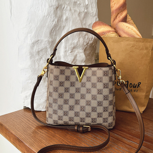 Sac seau en PU à motif géométrique pour femmes. La doublure est en polyester. Il a été conçu par un designer renommé.189 - Product Image 5