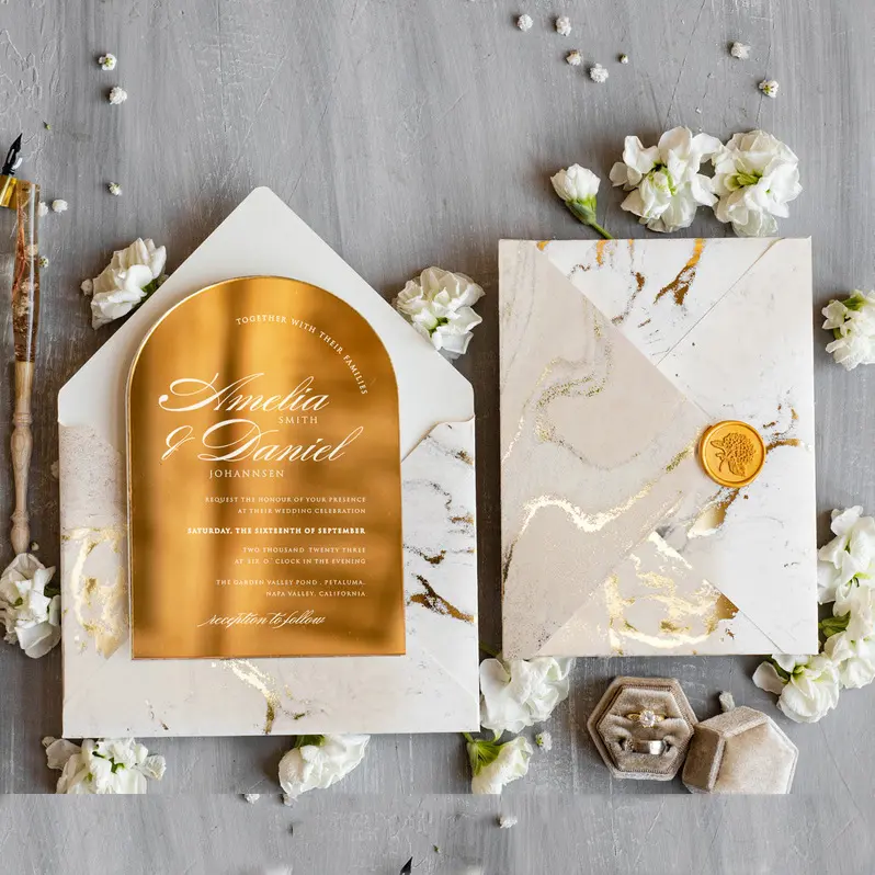 Undangan Pernikahan Cermin Akrilik Emas Bentuk Lengkungan Mewah Perlengkapan Desain Kartu Undangan Cetak Sesuai Pesanan dengan Amplop RSVP
