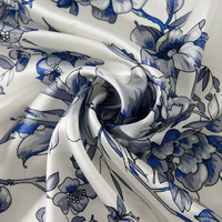 Foulard carré en soie de mûrier, élégant imprimé floral, bandana en satin de soie, écharpe polyvalente pour femme, idéal pour les tenues quotidiennes ou comme cadeau