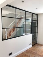 Elegantes puertas de vidrio de hierro y acero de metal de estilo francés Diseño exterior terminado con ventanas de vidrio de arco y características decorativas
