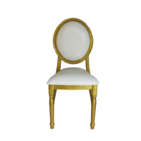 Chaise de banquet empilable en tissu blanc et aluminium doré pour mariage, modèle Loui, avec structure et emballage métalliques, vente en gros