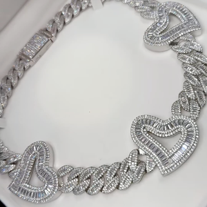 Collar de Corazón con Circonita Cúbica y Diamantes Iced Out, Cadena Cubana con Eslabones y Dijes de Corazón Rosa Baguette para Mujer - Product Image 1