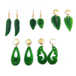 Boucles d'oreilles en pierre précieuse de jade, bijoux en or 18k, vert naturel, sculpté, forme de goutte, vintage, nouveaux designs, tendance - Product Image 1