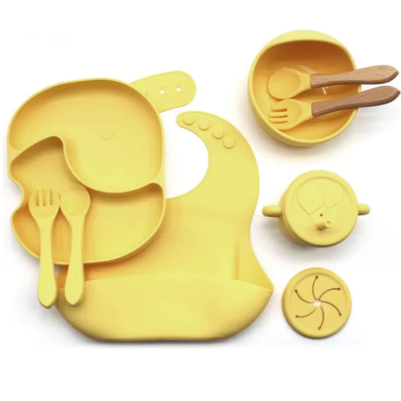 Vendita calda carina in Silicone per bambini Set di posate per la cena Set di stoviglie con bavaglino per bambini ventosa piatto tazze cucchiai forchette per Bab