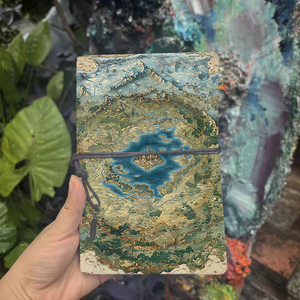 Beau journal relié cadeau réfléchi idéal pour les journaux de gestion du temps avec des rivières de montagnes de château de lac imprimées sur le - Product Image 2