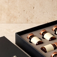 Boîte rigide personnalisée avec couvercle et base noir mat pour flacons de peptides, 8 flacons, carton gris, doublure en éponge, logo estampé à chaud, fabrication artisanale