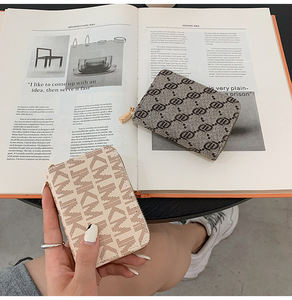 Portefeuille court en <span class=keywords><strong>PVC</strong></span> tendance avec fermeture éclair, <span class=keywords><strong>porte</strong></span>-monnaie, <span class=keywords><strong>porte</strong></span>-cartes, fermeture à bouton-pression, multi-fentes pour cartes d'identité et de crédit, pochette - Product Image 3