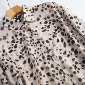 Chemisier en satin imprimé léopard personnalisé 2026 pour <span class=keywords><strong>femme</strong></span>, coupe décontractée, manches longues, boutonné, tombé fluide, hauts vintage OEM/ODM - Product Image 3