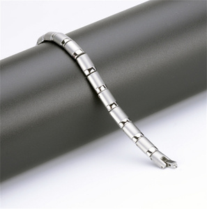 Pulsera de acero inoxidable para hombre con chapado en oro y patrón de forma de llave Accesorios creativos con piedra de circón - Product Image 5