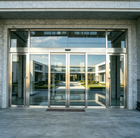 Porte coulissante automatique à commande à distance, activée par capteur, en verre, pour entrée commerciale, hall, quatre panneaux, cadre noir, bâtiment