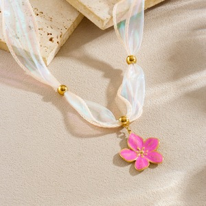 European American Style Ribbon Printed Stainless Steel Gold Plated Pendant Necklace Plant Pattern Sunflower Flower Design - Product Image 4