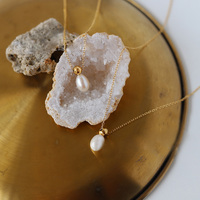 Collier vintage en forme de flacon de parfum à la mode, perle d'eau douce, chaîne de clavicule, acier titane plaqué or 18 carats, pendentif