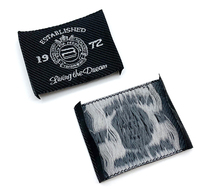 Étiquettes tissées en polyester de haute qualité pour animaux de compagnie étiquettes de vêtements de soin en relief pour vêtements chaussures sacs Textiles numéro de modèle Logo rouleau
