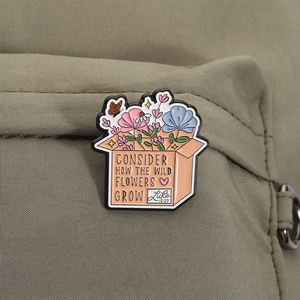 Spilla Smaltata 'Consider How the Wild Flowers Grow' con Versetto Cristiano LUCRE 12:27, Distintivo da Bavero, Gioiello - Product Image 3