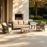 Ensemble de canapé modulaire DWOO en aluminium avec accoudoirs incurvés et table ronde assortie pour l'aménagement de salons extérieurs en resort