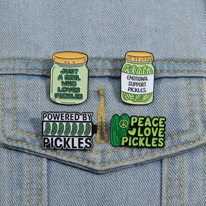 Broches de esmalte con forma de pepinillos, diseño divertido de paz y amor, insignias de solapa, joyería creativa al por mayor - Product Image 1