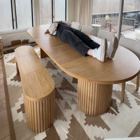 Table transformable de 114 cm de diamètre, extensible jusqu'à 300 cm, offrant un espace repas confortable pour 4 à 14 personnes