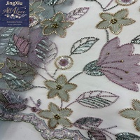 Tissu de dentelle africaine noir prune à motifs floraux, perles et sequins sur maille blanche avec bord festonné pour robe de mariée nigériane Aso Ebi