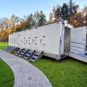 Remolque de Baños Portátiles ADA de 8 Cabinas con Tanque de Agua y Sistema de Energía Solar, Baño Móvil para Duchas - Product Image 2