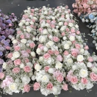 T-FR018 Vente en gros d'usine, chemin de table de luxe en roses blanches artificielles, chemin de fleurs pour allée de mariage, décoration de table à manger