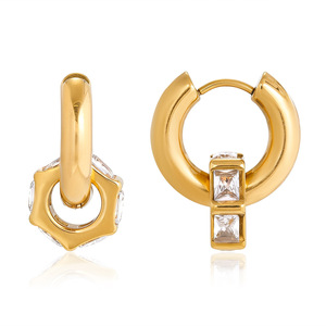 Pendientes de Aro Geométricos con Zirconia Cuadrada en Engaste de Bisel Dorado para Uso Diario para Mujer - Product Image 5