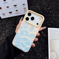 Farbenfrohe Farbverlauf-Aurora-Laser-Feder-Print Handyhülle mit galvanisiertem großem Kamera-Stoßfänger aus PC für iPhone 15 16 17 Pro Max