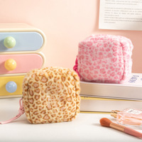 Nouvelles trousses de toilette roses à imprimé léopard pour filles, sacs menstruels portables, petits sacs de rangement en peluche pour serviettes hygiéniques, mini-pochettes