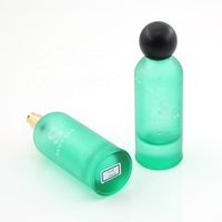 Flacon de parfum en verre givré vert menthe de 80 ml, vide, avec atomiseur, bouchon en bois, brume fine dorée, col serti