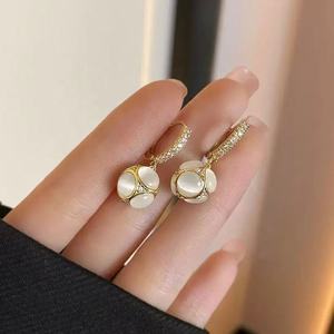 Pendientes Largos Geométricos de Cristal con Perlas de Imitación Chapadas en Oro Estilo Coreano Vintage, Joyería de Moda para Mujeres, Regalos para Fiestas - Product Image 3