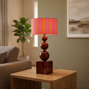 Elegante Lámpara de Mesa Decorativa Hecha a Mano con Pantalla de Tela a Rayas Multicolores, Luz LED Blanca Cálida para Decoración de Dormitorio - Product Image 3