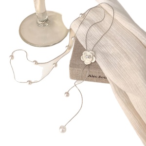 Collier Pendentif Luxe en Alliage Fleur Camélia et Perles pour <span class=keywords><strong>Femme</strong></span>, Chaîne Longue Sportive pour <span class=keywords><strong>Pull</strong></span>, Bijoux Haut de Gamme - Product Image 5