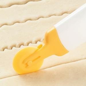 Rouleau à pâtisserie en plastique pour la cuisson, outil de découpe de la pâte à pizza, à biscuits et à gâteaux, accessoires de cuisine en gros - Product Image 4