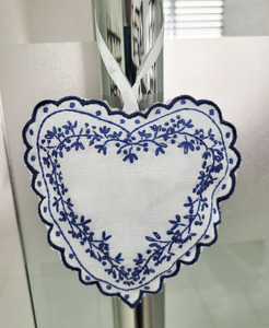 Sachet parfumé personnalisé en lin brodé avec bord festonné et motif cœur, vente en gros - Product Image 4