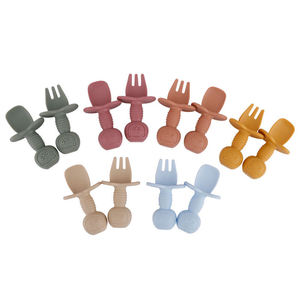 Juego <span class=keywords><strong>de</strong></span> cuchara y tenedor <span class=keywords><strong>de</strong></span> entrenamiento para niños pequeños <span class=keywords><strong>de</strong></span> primera etapa <span class=keywords><strong>de</strong></span> <span class=keywords><strong>aprendizaje</strong></span> suave <span class=keywords><strong>de</strong></span> seguridad personalizado cuchara previa <span class=keywords><strong>de</strong></span> alimentación <span class=keywords><strong>de</strong></span> bebé <span class=keywords><strong>de</strong></span> silicona con antiestrangulamiento - Product Image 2