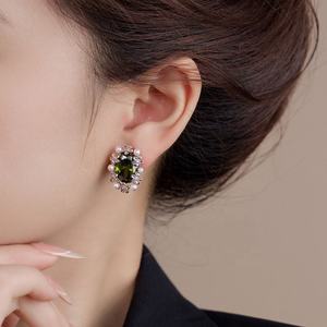 Pendientes de Botón Geométricos con Circonita Esmeralda Estilo Bosque, Serie Tranquilidad Floral de Moda Retro, Versátiles, Chapados en Oro de Alta Gama - Product Image 4