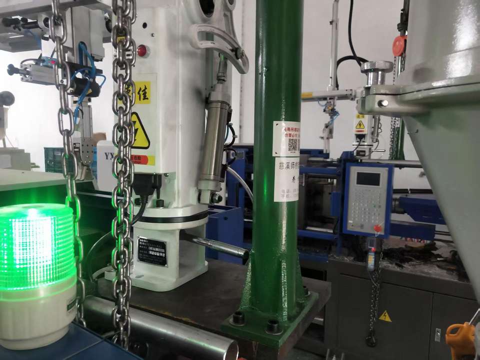 Rotating Lifting Equipment Heavy Duty Crane for Injection Molding ...