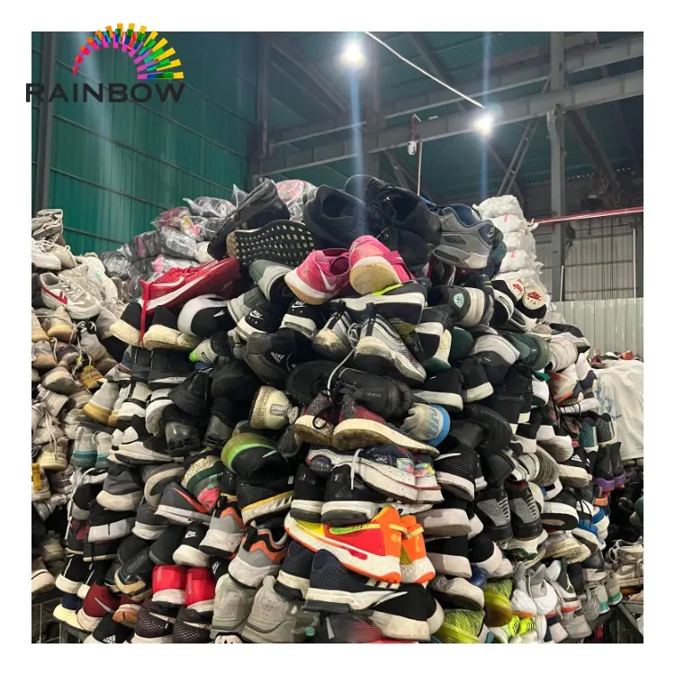 Scarpe usate all'ingrosso della fabbrica di hongyang scarpe da ginnastica di seconda mano da uomo in balle da uomo