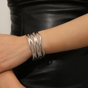 Bracelet tendance en acier inoxydable creux, style européen et américain, design multi-lignes superposées, collection Jingciren Boutique - Product Image 2