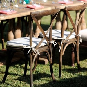 Meubles d'extérieur commerciaux de qualité supérieure, chaise de banquet de <span class=keywords><strong>mariage</strong></span> empilable en bois, chaise de restaurant en bois à dossier croisé - Product Image 5