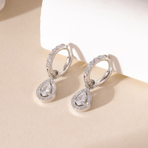 Boucles d'oreilles en zircon poire pour femme, plaqué or et argent, style Huggie Halo, pavé, élégantes, scintillantes, bijoux fins, cadeau pour elle, style quotidien - Product Image 4