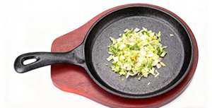 Gietijzeren bakvorm met lange steel, antiaanbaklaag en warmte-isolerende pad van massief hout. Home Commerciële Multifunctionele Koekenpanset - Product Image 3