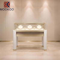 Comptoir de présentation de bijoux en verre incurvé, vitrine de luxe en acier inoxydable pour bijouterie