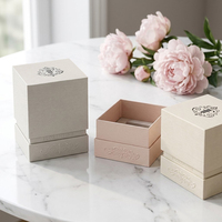 Boîte à parfum en papier artistique beige en matériaux recyclés personnalisés - Emballage cosmétique avec logo personnalisé, estampage à chaud et vernis UV sélectif