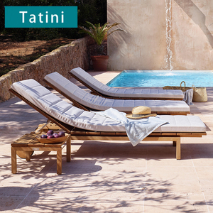 Canapé-lit d'extérieur avec table basse, lit de soleil individuel en teck imperméable pour jardin, inclinable et réglable, avec support métallique - Product Image 1