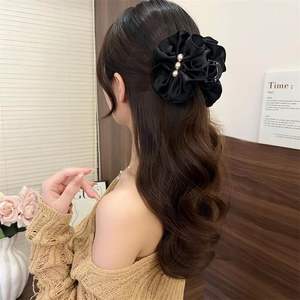 Pince à cheveux élégante en satin avec nœud floral perlé, pour coiffure mi-attachée, style doux et torsadé, idéale pour le bal de promo - Product Image 2