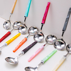 Cuchara de Sopa Colorida con Mango Acrílico Jin Hui, Cuchara de Servir para Restaurante de Acero Inoxidable 304 con Acabado Espejo - Product Image 3