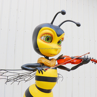 Modèle de robot abeille animatronique programmé, joue du violon pour le musée des sciences