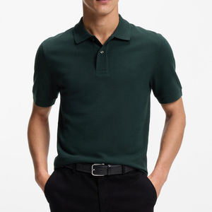Polo pour homme au look décontracté authentique, conçu pour un confort détendu, un aspect soigné et une présence moderne et tendance. - Product Image 1